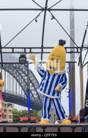 19.. März 2022, Sydney Australien: B2, eine der berühmten Bananen in Pyjamas, tritt in Sydney im Rahmen der Geburtstagsfeier 90. der Sydney Harbour Bridge auf, die an diesem Tag im Jahr 1932 eröffnet wurde. Die Brücke, die im Hintergrund zu sehen ist, ist lokal als Coatangers bekannt Stockfoto