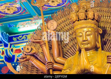 Schöne Bilder von Guanyim oder Guan Yin, chinesischer gott im chinesischen Tempel. Tausend Hände von Guan Yin, chinesisches gottesbild Stockfoto