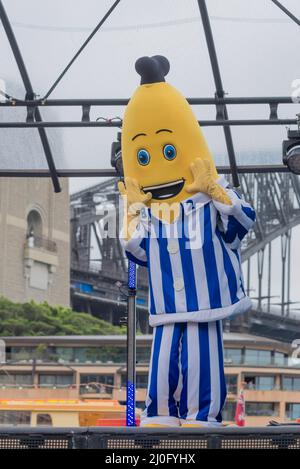 19.. März 2022, Sydney Australien: B2, eine der berühmten Bananen in Pyjamas, tritt in Sydney im Rahmen der Geburtstagsfeier 90. der Sydney Harbour Bridge auf, die an diesem Tag im Jahr 1932 eröffnet wurde. Die Brücke, die im Hintergrund zu sehen ist, ist lokal als Coatangers bekannt Stockfoto