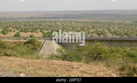 Panoramasicht auf die Strecke der Nairobi Mombasa Railway, die durch den Nairobi National Park, Kenia, führt Stockfoto