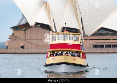 19.. März 2022, Sydney Australien: Im Rahmen der Feierlichkeiten zum 90.. Geburtstag der Sydney Harbour Bridge, die an diesem Tag 1932 eröffnet wurde, führten die Fähren von Sydney Harbour kostenlose Fahrten über den Hafen, unter der Brücke und zurück durch. Die Brücke ist lokal als Coatangers bekannt Stockfoto