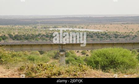 Panoramasicht auf die Strecke der Nairobi Mombasa Railway, die durch den Nairobi National Park, Kenia, führt Stockfoto