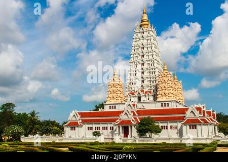 Wunderschöne Weiße Buddhagaya-Pagode im buddhistischen Tempel Wat Yannasang Wararam in Pattaya, Chonburi Stockfoto