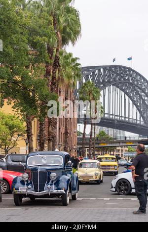 19.. März 2022, Sydney Australien: Im Rahmen der Feierlichkeiten zum 90.. Geburtstag der Sydney Harbour Bridge, die an diesem Tag im Jahr 1932 eröffnet wurde, fand in Sydney's Rocks ein historisches Autokreffen statt. Die Brücke, die im Hintergrund zu sehen ist, ist lokal als Coatangers bekannt Stockfoto