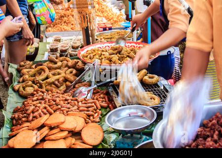 Bangkok, Thailand - 17. Januar 2015: Nicht identifizierte thailändische Vendoren, die verschiedene Lebensmittel auf dem lokalen Frischemarkt in Bangkok verkaufen Stockfoto