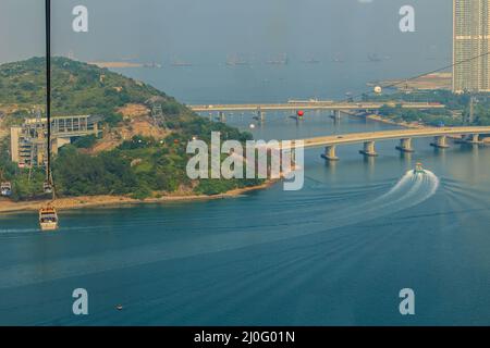 Lantau Island, Hong Kong - 14. November 2014: Wunderschöne Aussicht von den Cable Cars in Hong Kong, dem beliebten öffentlichen Nahverkehr von T Stockfoto