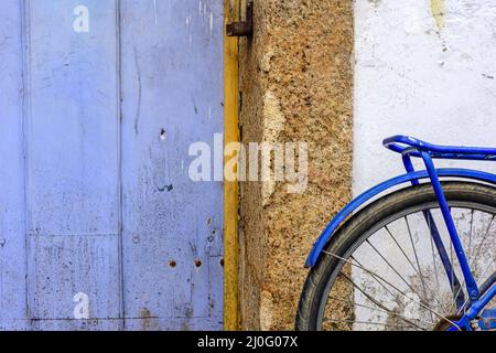 Detail der alten Fahrrad hält vor dem historischen Haus in der Stadt Paraty Stockfoto