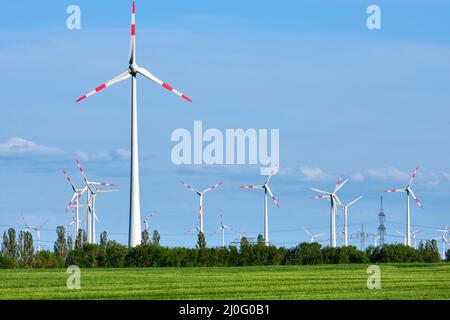 Windenergie in einem landwirtschaftlich genutzten Gebiet in Deutschland gesehen Stockfoto