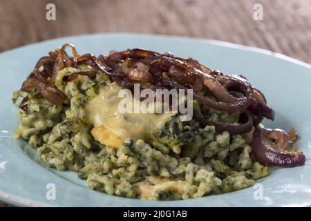 Bayerischer Käsespätzle und Salat Stockfoto