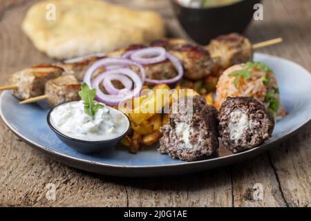 Griechische Souflaki-Spieße mit pommes frites Stockfoto