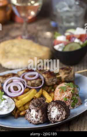 Griechische Souflaki-Spieße mit pommes frites Stockfoto