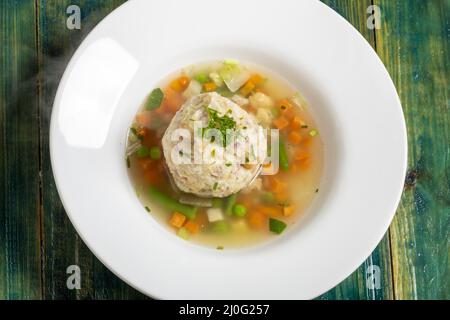 Gemüsesuppe mit Knödel Stockfoto