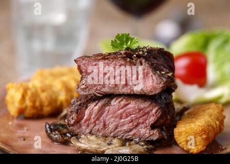 Steakscheiben mit Kroketten und Pilzen Stockfoto