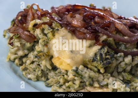 Bayerischer Spätzle mit Käse und Salat Stockfoto