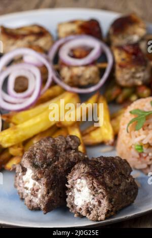 Griechischer Bifteki mit pommes frites Stockfoto