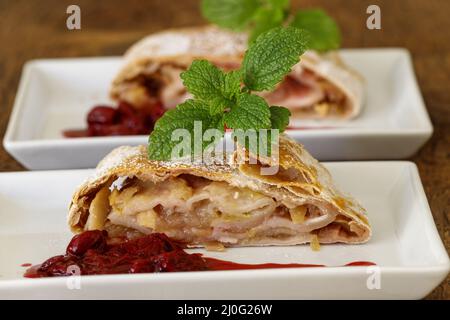 Österreichischer Apfelstrudel auf Holz Stockfoto