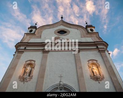 Cortina d'Ampezzo, Italien - Februar 22 2022: Basilica Minore dei Santi Filippo e Giacomo Kirche Barockfassade am Abend Stockfoto