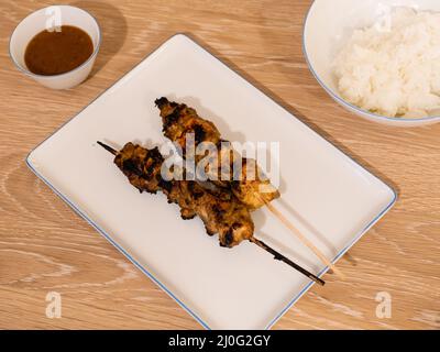 Gegrilltes Hähnchen, Satay-BBQ-Spieß oder ayam mit Reis und Erdnusssauce würsten Stockfoto