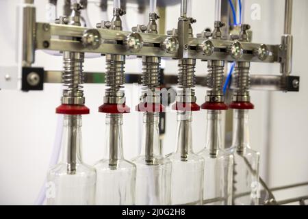Maschinen zum Befüllen von Flaschen Stockfoto