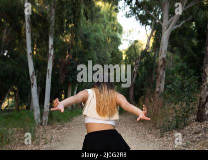 Junge zeitgenössische Tänzerin und Choreografin tanzen im Freien. Stockfoto