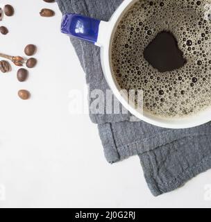Schwarzer Kaffee in einer Tasse auf dem Tisch Stockfoto