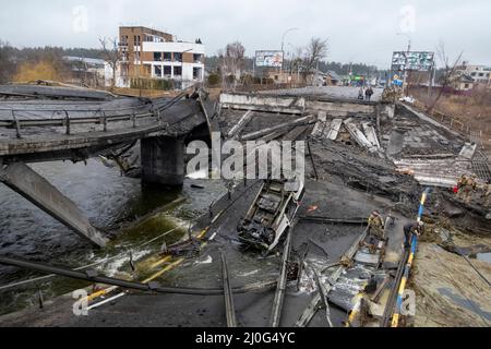 IRPIN, UKRAINE 03. März. Blick auf die Brücke, die Irpin und Kiew verbindet und von ukrainischen Truppen gesprengt wurde, um einmarschierende russische Truppen zu blockieren, während der Krieg mit Russland am 03. März 2022 in Irpin, Ukraine, fortgesetzt wird. Russland begann am 24. Februar 2022 eine militärische Invasion der Ukraine, nachdem das russische parlament Verträge mit zwei abtrünnigen Regionen in der Ostukraine gebilligt hatte. Es ist der größte militärische Konflikt in Europa seit dem Zweiten Weltkrieg Stockfoto