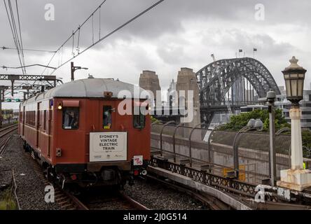 Sydney. 19. März 2022. Ein Vintage-Zug fährt am 19. März 2022 an der Harbour Bridge in Sydney, Australien, vorbei, im Rahmen der Feier zum 90.-jährigen Bestehen der Sydney Harbour Bridge. Anlässlich des 90.. Jahres seit der Fertigstellung der Sydney Harbour Bridge gingen Sydneysider am Samstag in den Hafen, um der Brücke zu huldigen, die Generationen von Australiern miteinander verbunden und inspiriert hat. Quelle: Bai Xuefei/Xinhua/Alamy Live News Stockfoto