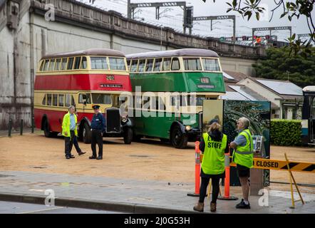 Sydney. 19. März 2022. Vintage-Busse halten am 19. März 2022 in der Nähe der Harbour Bridge in Sydney, Australien, im Rahmen der Feierlichkeiten zum 90.-jährigen Bestehen der Sydney Harbour Bridge. Anlässlich des 90.. Jahres seit der Fertigstellung der Sydney Harbour Bridge gingen Sydneysider am Samstag in den Hafen, um der Brücke zu huldigen, die Generationen von Australiern miteinander verbunden und inspiriert hat. Quelle: Bai Xuefei/Xinhua/Alamy Live News Stockfoto