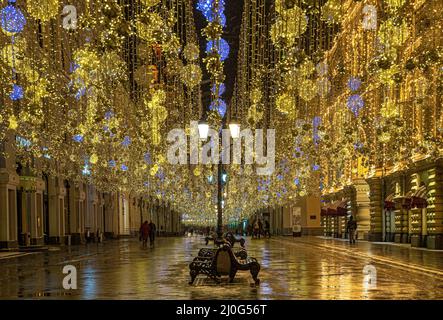 Moskau, Russland - 04. Februar 2020: Menschen auf beleuchteten Nikolskaja Straße der Stadt Moskau in der Nacht verbindet sie den Roten Platz und L Stockfoto
