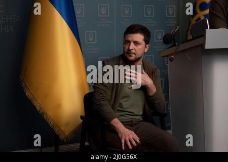 KIEW, UKRAINE, 03. März. Der ukrainische Präsident Wolodymyr Zelensky trug ein militärisches T-Shirt als Gastgeber seiner ersten Nachrichtenkonferenz seit Kriegsbeginn an einem geheimen Ort am 03. März 2022 in Kiew, Ukraine. Russland begann einen groß angelegten Angriff auf die Ukraine, nachdem das russische parlament Verträge mit zwei abtrünnigen Regionen in der Ostukraine gebilligt hatte. Stockfoto