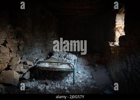 Verlassene Schlafzimmer eines Hauses mit alten vergessenen Betten. Stockfoto