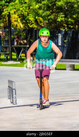 Teenager hat Spaß reiten sein push Roller an der Skate Park Stockfoto