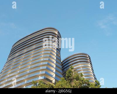 Russland, Sotschi 05.07.2020. Zwei neue Hochhäuser in ungewöhnlicher ovaler Form vor blauem Himmel Stockfoto