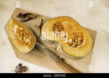 In Scheiben geschnittener, reifer Kürbis mit Samen in der Frucht Stockfoto