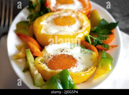 Gebackene Paprika mit Ei in der Paprika Stockfoto