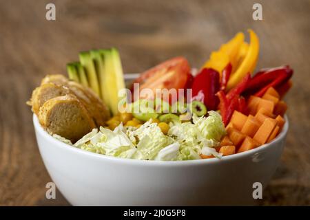 Buddha Schüssel mit Huhn auf Holz Stockfoto