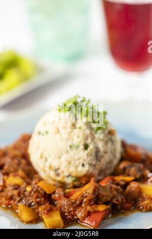 Ungarische Gulasch mit Brotdumm Stockfoto