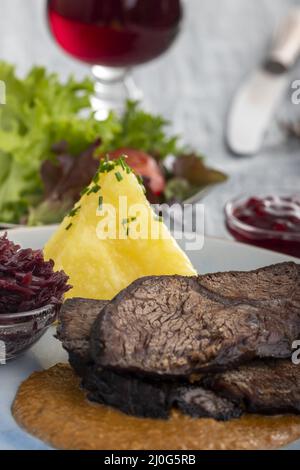 Sauerbraten auf einem Teller mit Knödeln Stockfoto