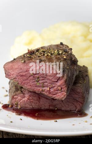 Hälfte eines Steak mit Kartoffelpüree Stockfoto