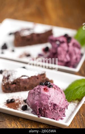 Heidelbeer-Eis und Schokoladenkuchen Stockfoto