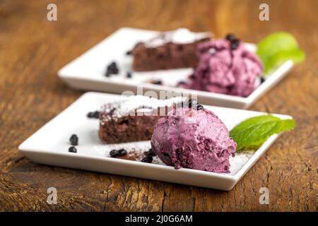 Blaubeer- und Schokoladenkuchen Stockfoto