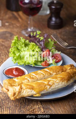 Frankfurter in Blätterteig auf einem Teller Stockfoto