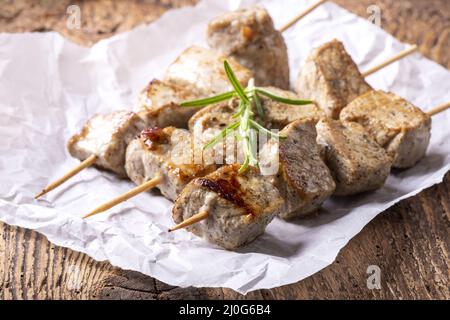 Griechischer Souvlaki auf dunklem Holz Stockfoto