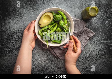 Grüner gesunder Salat und Smoothie Stockfoto