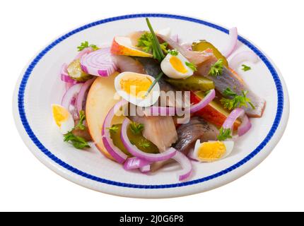 Heringsalat mit Äpfeln und Gurken Stockfoto