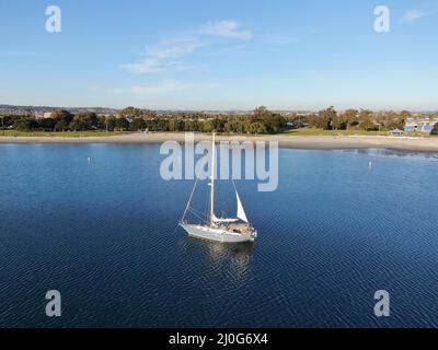 Luftaufnahme von kleinen Segelbooten in der Mission Bay von San Diego, Kalifornien, USA. Stockfoto