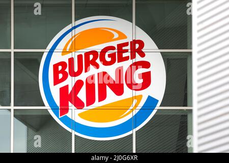 MADRID, SPANIEN - 13. FEBRUAR 2022: Modernes Logo der berühmten amerikanischen Fast-Food-Hamburger-Restaurantkette Burger King. Stockfoto