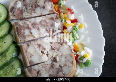 Fleischvorspeise: Schweinebauch gefüllt mit Fleisch und Schmalz. Stockfoto