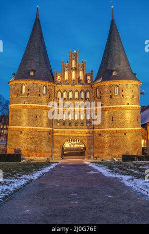 Das berühmte Holstentor in Lübeck bei Nacht Stockfoto