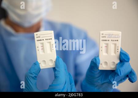 Positiver COVID-19-Schnelltest Stockfoto